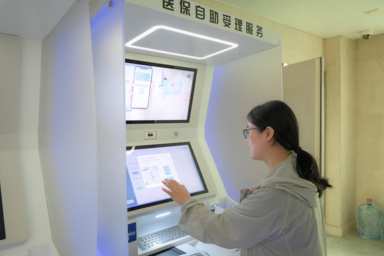 醫(yī)保自助受理服務機為市民辦理事項提供了又一選擇途徑。人民網(wǎng)記者 張麗瑋攝