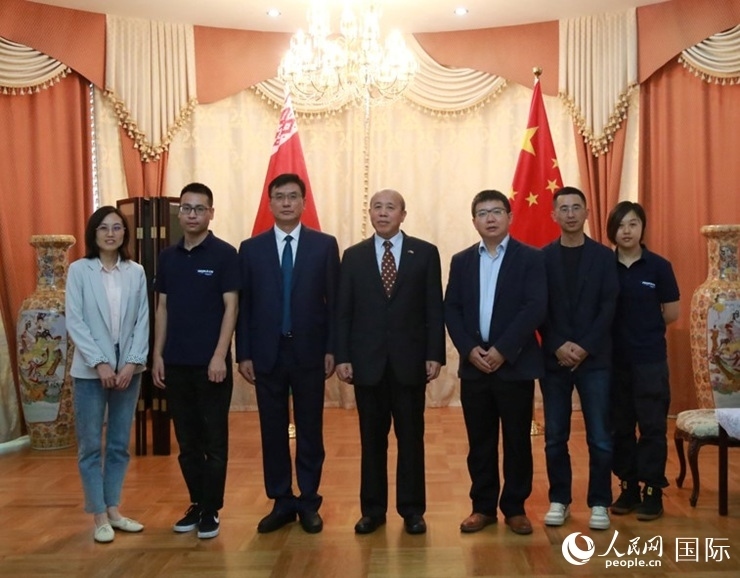 謝小用大使與人民網(wǎng)記者合影。