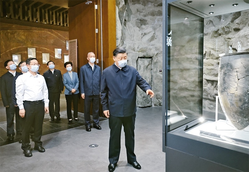 2023年6月2日，中共中央總書(shū)記、國(guó)家主席、中央軍委主席習(xí)近平在北京出席文化傳承發(fā)展座談會(huì)并發(fā)表重要講話。這是座談會(huì)前，習(xí)近平2日下午在中國(guó)歷史研究院考察。 新華社記者 鞠鵬/攝