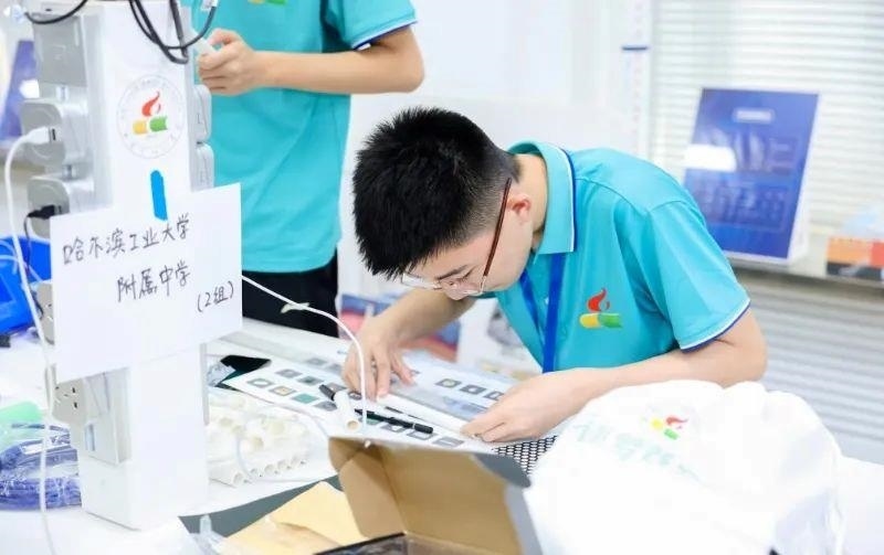 △今年7月，“逐夢(mèng)蒼穹”科技主題教育活動(dòng)在北京市八一學(xué)校舉辦。來(lái)自全國(guó)各地的百余名師生，在動(dòng)手實(shí)踐中學(xué)習(xí)航天知識(shí)、提高創(chuàng)新能力。