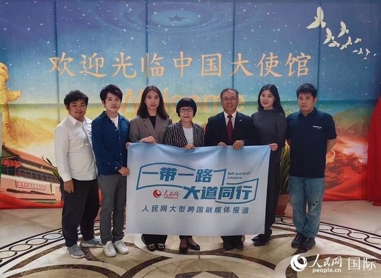 崔建春大使（右三）與人民網(wǎng)記者合影。