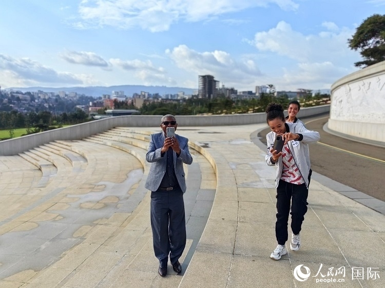 亞的斯亞貝巴友誼廣場的游客與人民網(wǎng)記者互動。人民網(wǎng)記者 陳星星攝