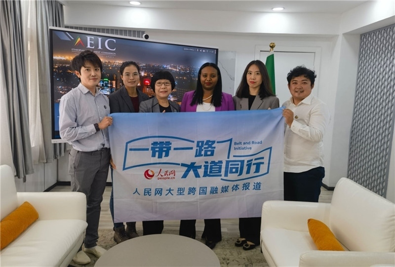 埃塞俄比亞投資委主任萊利斯（右三）、萬巧云（左二）與人民網(wǎng)記者合影。