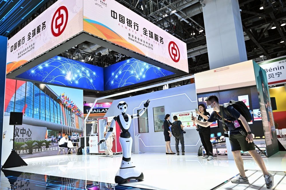 9月1日，媒體記者在國家會議中心中國銀行展臺拍攝一款迎賓接待機(jī)器人。新華社記者 李鑫 攝