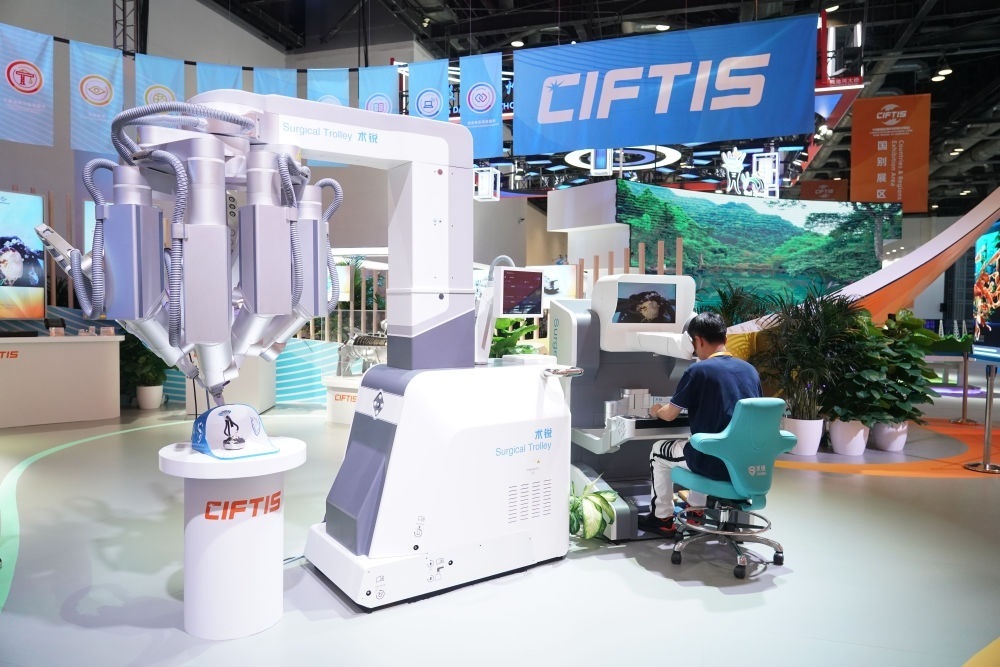 這是9月1日在國家會議中心拍攝的一款單孔腔鏡手術(shù)機(jī)器人。新華社記者 任超 攝