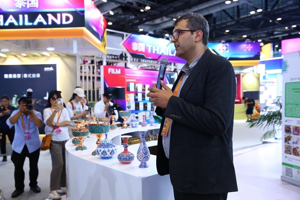 9月1日，參展商在國家會議中心向媒體記者介紹展臺信息。新華社記者 孫瑋彤 攝