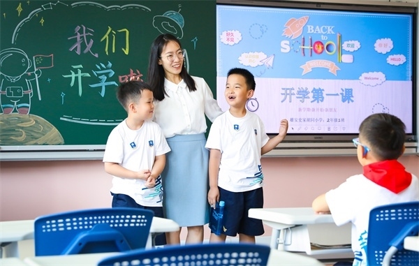 8月30日，雄安史家胡同小學學生體驗學校生活。