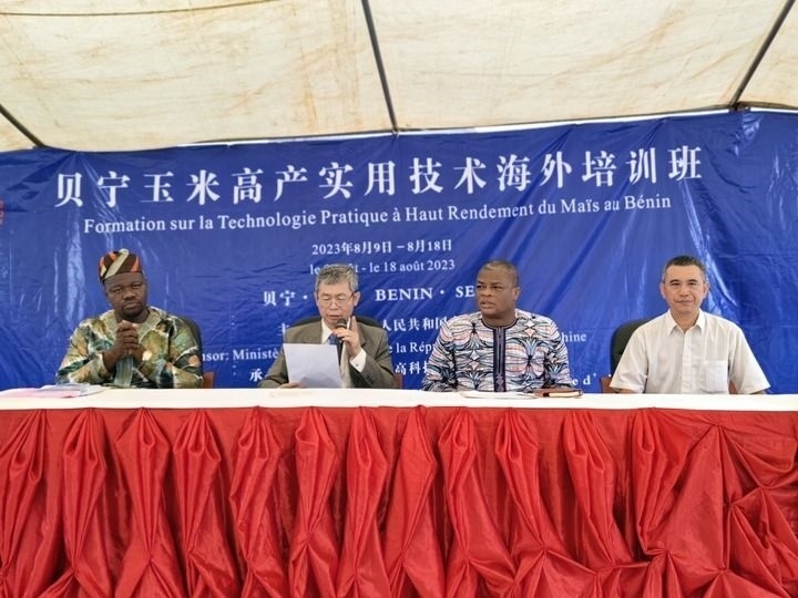 8月9日，2023年貝寧“玉米高產(chǎn)實(shí)用技術(shù)培訓(xùn)班”開班儀式在位于塞梅波吉市的中國援貝寧農(nóng)業(yè)技術(shù)示范中心舉行。