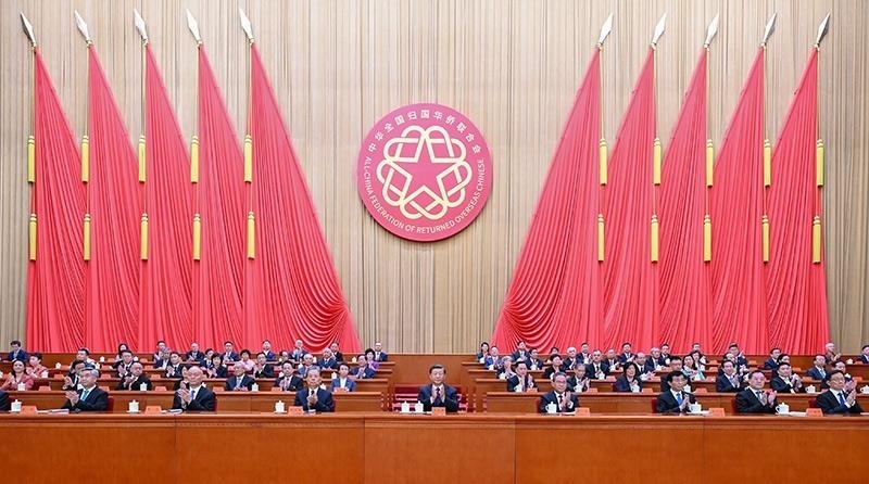 2023年8月31日，第十一次全國歸僑僑眷代表大會在北京人民大會堂開幕。習近平等黨和國家領導人到會祝賀