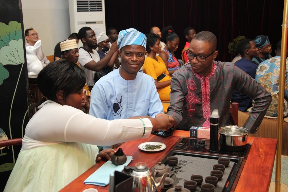 人們在貝寧科托努貝寧中國文化中心“茶和天下·雅集——青島有禮”文化交流活動(dòng)上品茶。