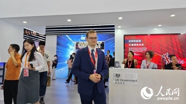 9月2日，英國(guó)館館長(zhǎng)、英國(guó)商業(yè)貿(mào)易部市場(chǎng)推廣主管康鵬接受人民網(wǎng)記者采訪。人民網(wǎng)記者 趙雯博攝