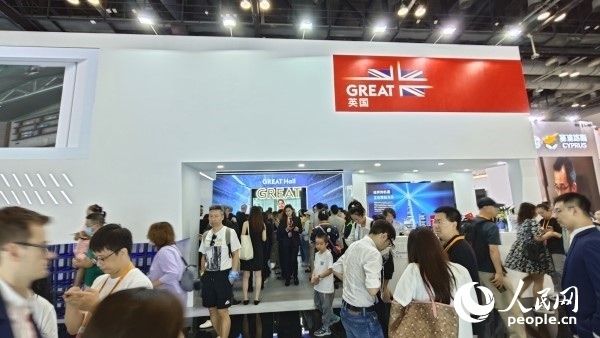 9月3日，英國(guó)館吸引參展觀眾駐足。人民網(wǎng)記者 趙雯博攝