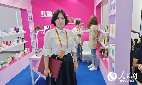 9月3日，韓國(guó)駐華大使館經(jīng)濟(jì)部參贊金至凰接受人民網(wǎng)記者采訪。人民網(wǎng)記者 趙雯博攝