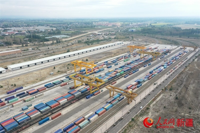 8月8日，在霍爾果斯口岸換裝廠區(qū)，工人正在進(jìn)行吊箱作業(yè)。 人民網(wǎng)記者 張力洋攝