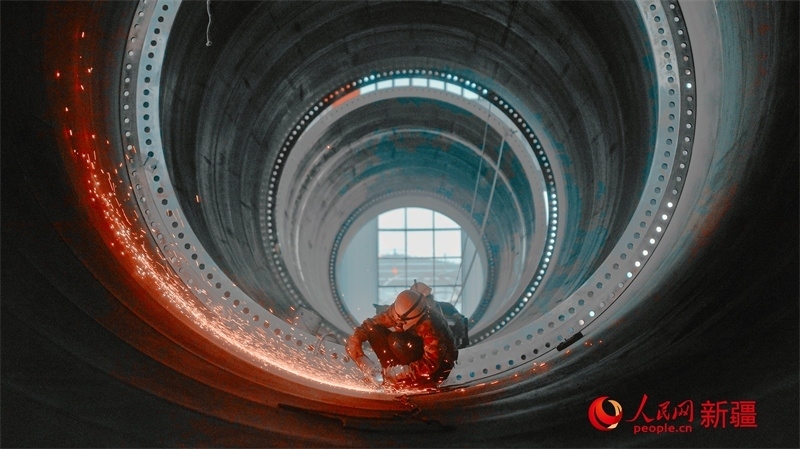 中國水利水電四局（塔城）裝備制造基地，工人們正在開展作業(yè)。 人民網(wǎng) 李欣洋攝