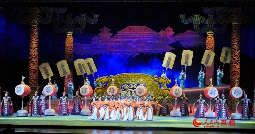第六屆中國新疆國際民族舞蹈節(jié)開幕式上演出的歷史題材舞劇《張騫》。 人民網(wǎng) 李欣洋攝