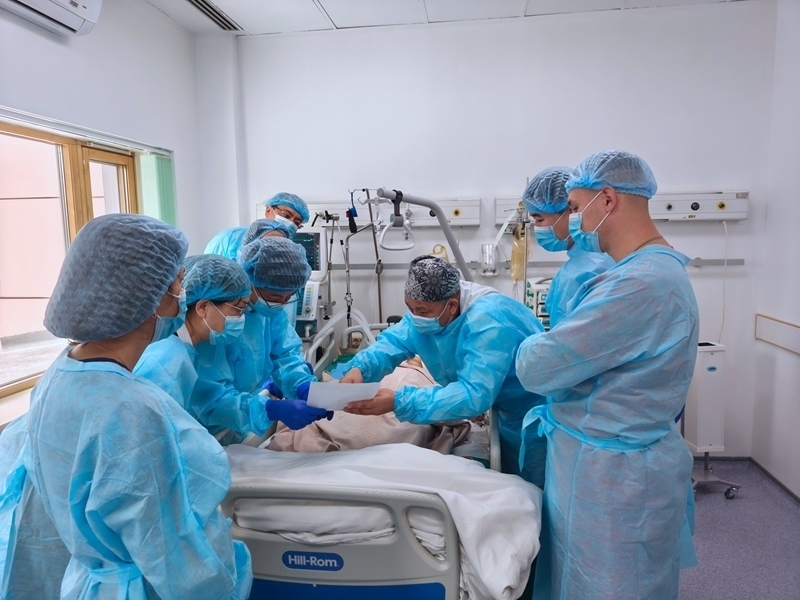 中哈專家團(tuán)隊(duì)完成哈國首例離體肝切和自體肝移植術(shù)。 新疆醫(yī)科大學(xué)第一附屬醫(yī)院供圖