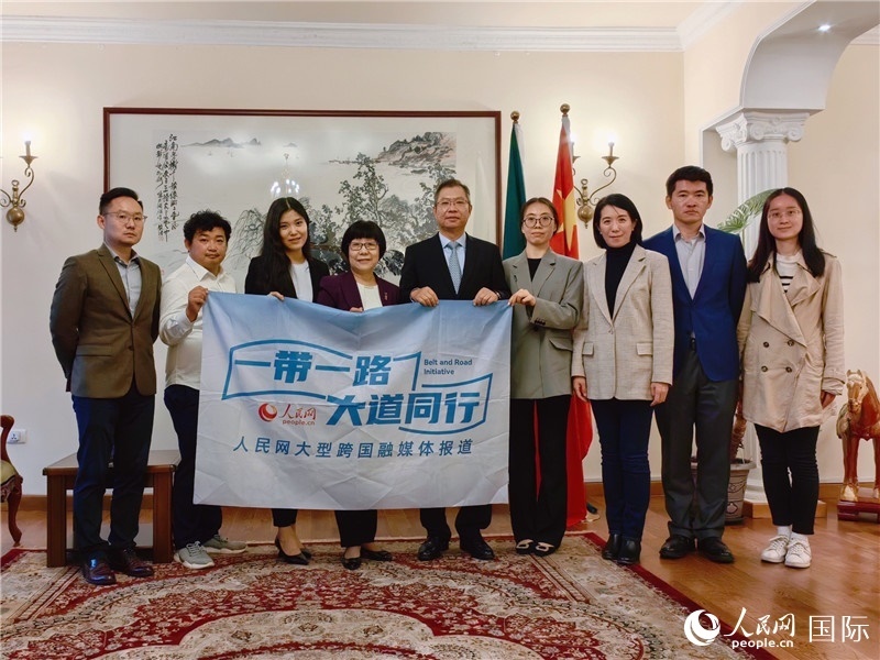 胡長(zhǎng)春大使、駐非盟使團(tuán)工作人員與人民網(wǎng)記者合影。