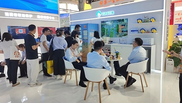 銀行機(jī)構(gòu)“勞動(dòng)者港灣”的服務(wù)理念，吸引觀展群眾上前咨詢。人民網(wǎng)記者 李彤?dāng)z