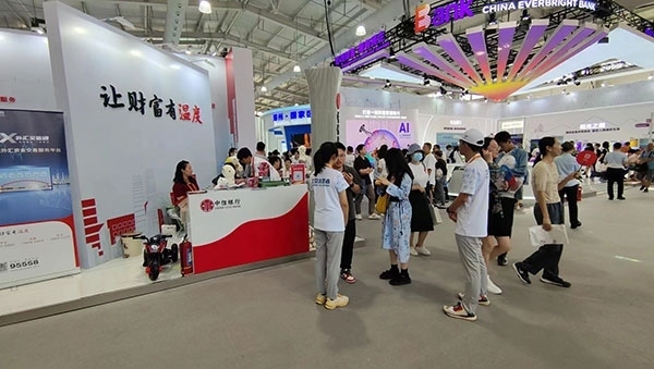 在銀行展臺，“溫度”成為了高頻詞匯。人民網(wǎng)記者 李彤?dāng)z