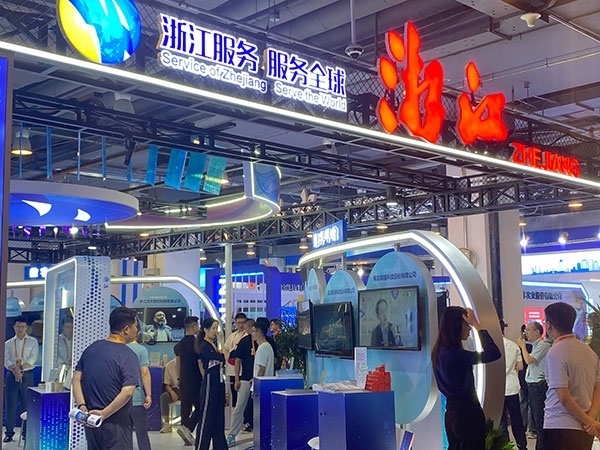 在浙江省交易團(tuán)展區(qū)，數(shù)字支付技術(shù)吸引了觀展群眾的目光。人民網(wǎng)記者 李彤?dāng)z