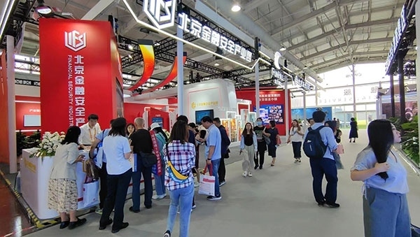 金融安全、投資者教育是金融服務(wù)展區(qū)知識科普的重要展示環(huán)節(jié)。人民網(wǎng)記者 李彤?dāng)z