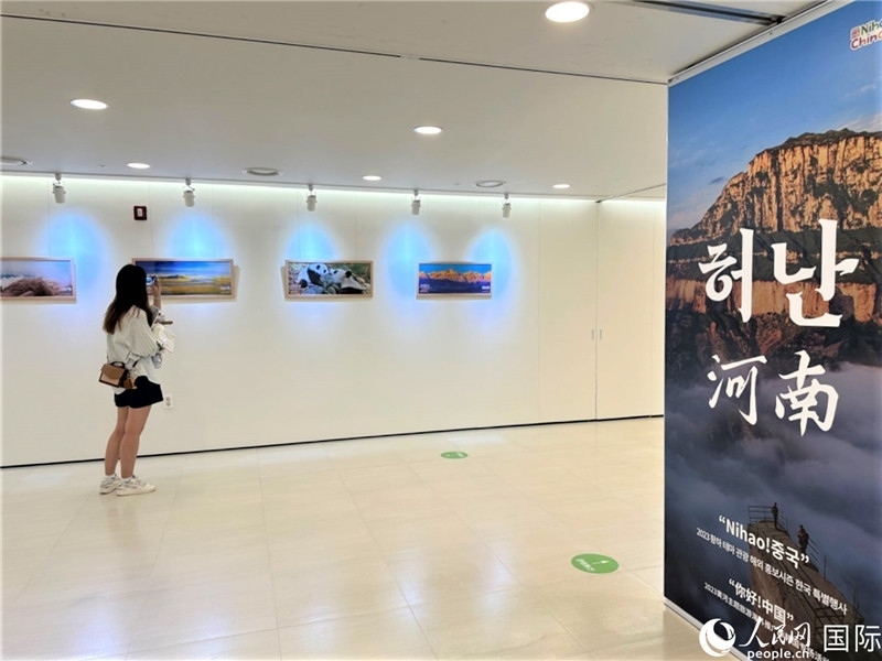 2.民眾參觀“看九曲黃河 聽華夏故事”主題展。人民網(wǎng)記者 馬菲攝