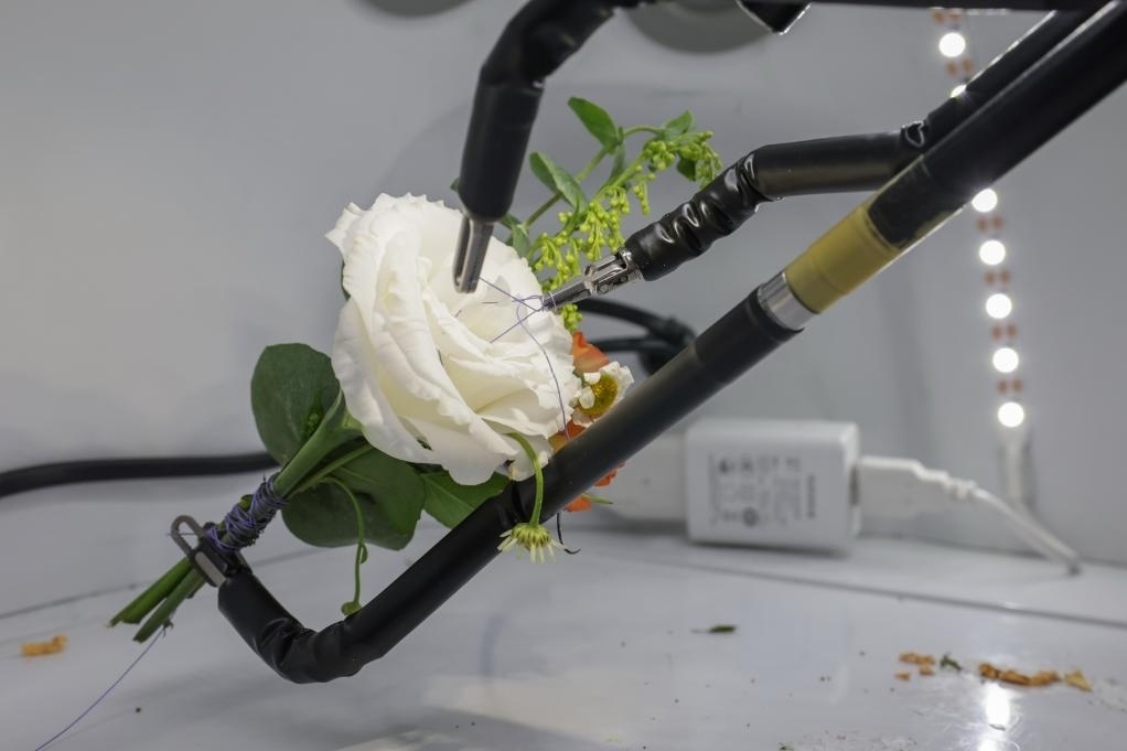 9月4日，在服貿(mào)會首鋼園區(qū)北京友誼醫(yī)院展臺，圖邁單臂腔鏡手術機器人用手術線打結。新華社記者 張玉薇 攝