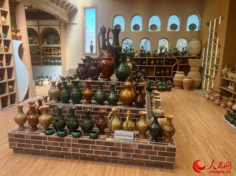 土陶展覽館內(nèi)展示的精美土陶制品。人民網(wǎng)記者 常雪梅攝