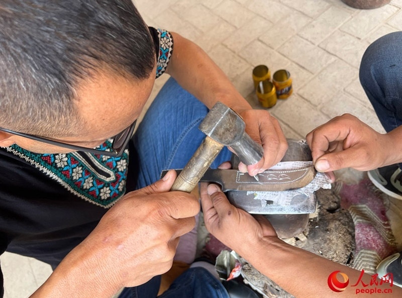 手工制作英吉沙小刀。人民網(wǎng)記者 常雪梅攝
