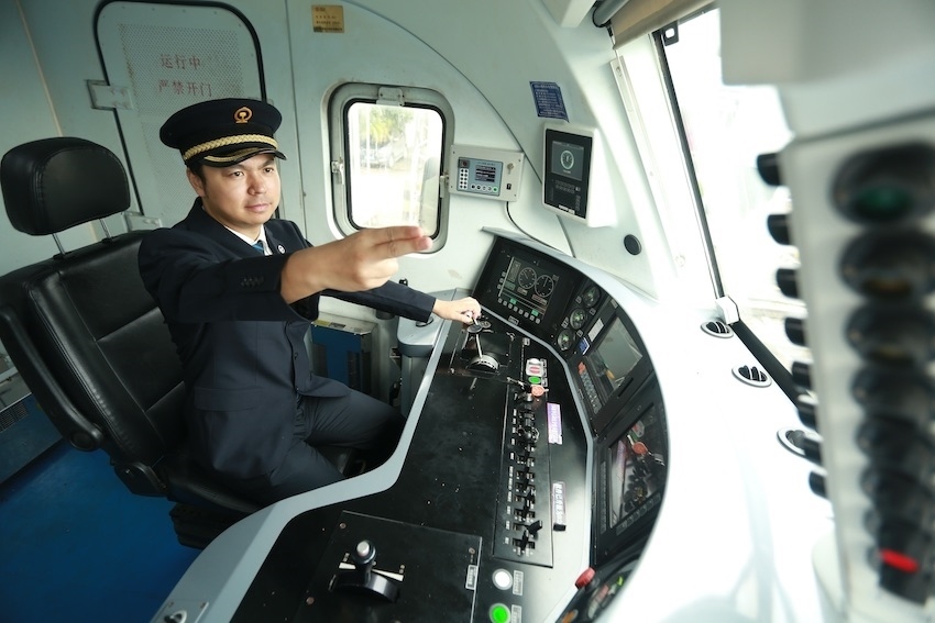 發(fā)車前，仲俊斕確認儀表、指示燈狀態(tài)正常。成都機務段供圖