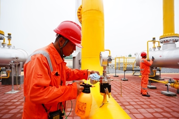 西氣東輸湖廣輸氣分公司員工在投產(chǎn)現(xiàn)場進(jìn)行天然氣驗(yàn)漏檢測。唐瑋峰攝