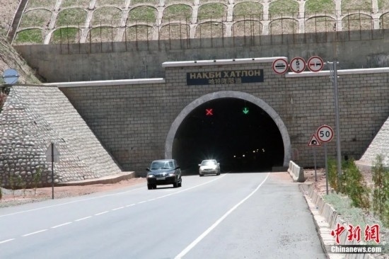 連接塔吉克斯坦南北的重要隧道之一哈特隆隧道由中國(guó)路橋承建，是塔國(guó)南北公路交通的重要干線道路，對(duì)促進(jìn)塔吉克斯坦南北交流和國(guó)民經(jīng)濟(jì)發(fā)展具有重要意義。田冰攝