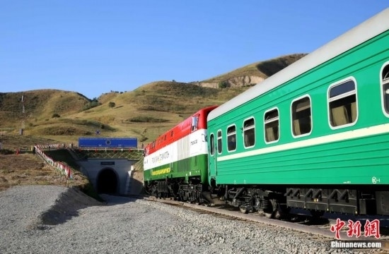 2016年8月24日，塔吉克斯坦“瓦赫達(dá)特-亞灣”鐵路通車。這是絲綢之路經(jīng)濟(jì)帶框架下首個(gè)開(kāi)工并建成的鐵路項(xiàng)目，具標(biāo)志性意義。圖為火車進(jìn)入由中鐵十九局集團(tuán)有限公司承建的隧道。文龍杰 攝