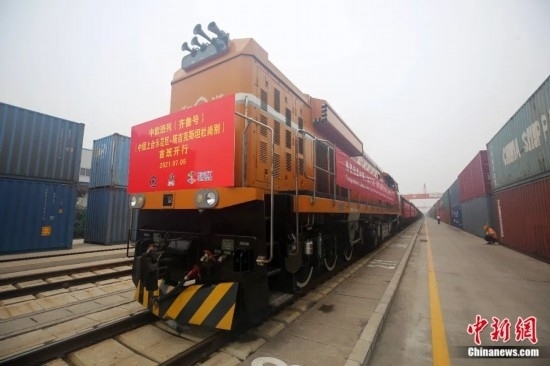 2021年7月5日，中國(guó)—上海合作組織地方經(jīng)貿(mào)合作示范區(qū)（簡(jiǎn)稱“上合示范區(qū)”）前往塔吉克斯坦首都杜尚別的首班中歐班列（齊魯號(hào)）“上合快線”發(fā)出，從上合示范區(qū)青島多式聯(lián)運(yùn)中心啟程，為中國(guó)及日本、韓國(guó)等周邊國(guó)家和地區(qū)與塔吉克斯坦經(jīng)貿(mào)往來(lái)提供了全新的物流解決方案。胡耀杰 攝