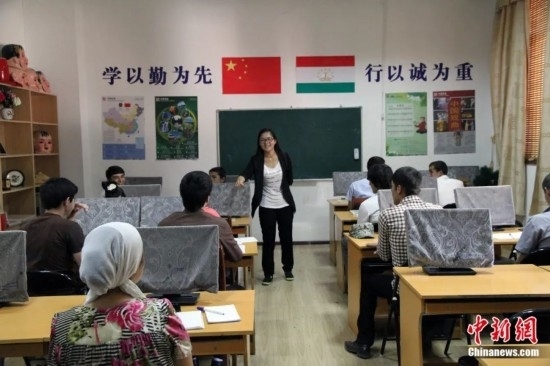2014年，塔吉克斯坦國(guó)立民族大學(xué)的孔子學(xué)院內(nèi)，教師正在為塔吉克斯坦學(xué)生授課。田冰 攝