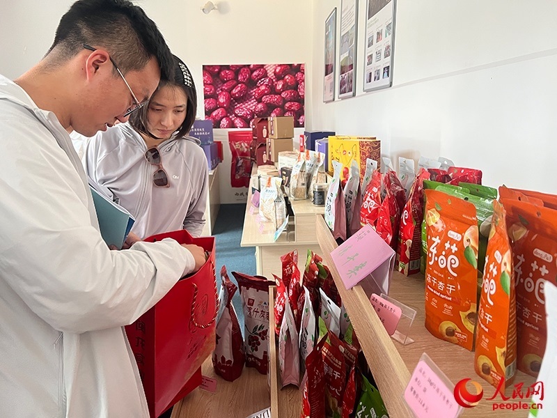 消費者在選購產(chǎn)品。人民網(wǎng)記者 常雪梅攝