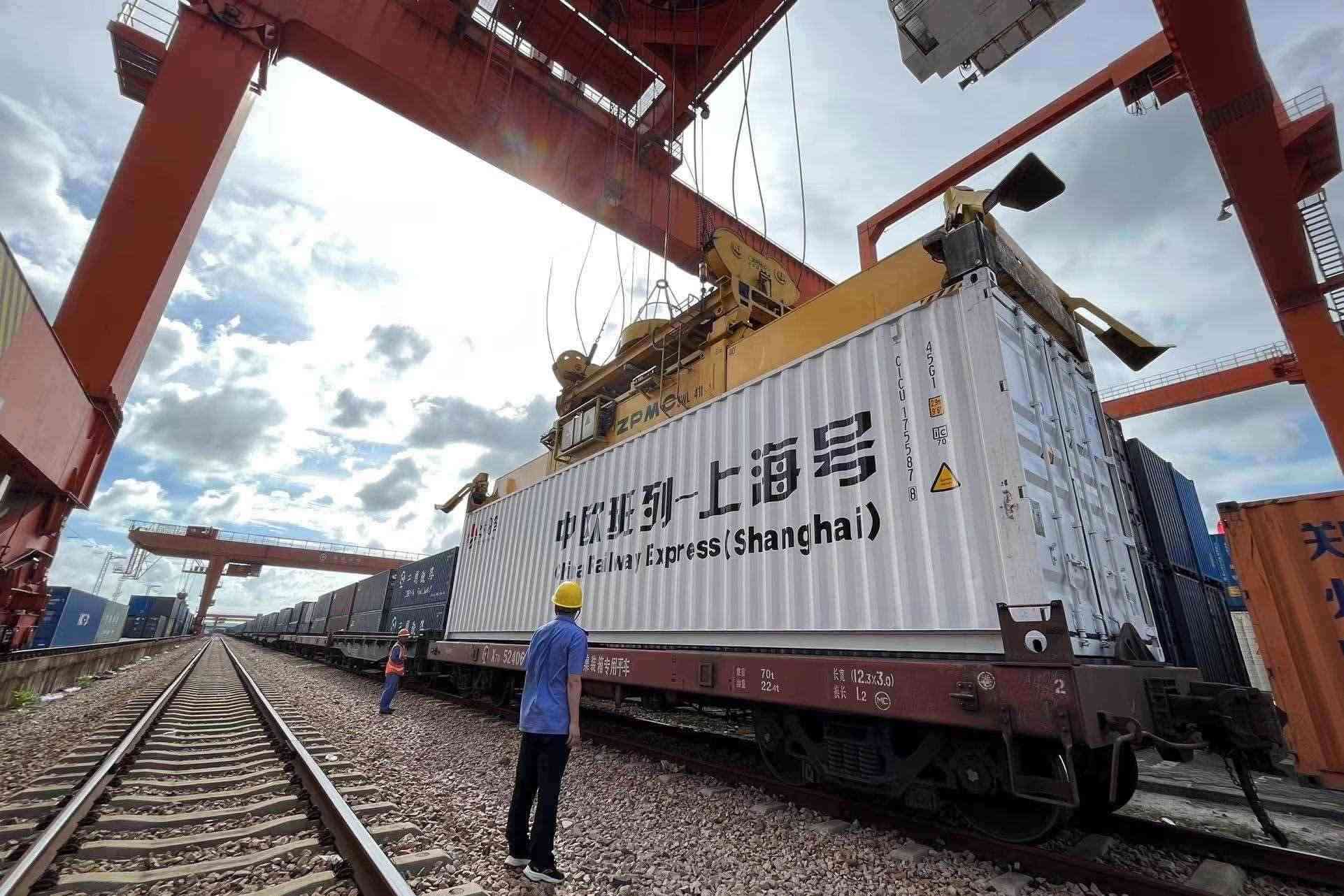 鐵路上海貨運(yùn)中心閔行站貨場(chǎng)內(nèi)，吊機(jī)在貨運(yùn)員的監(jiān)裝下進(jìn)行裝車落箱作業(yè)。人民網(wǎng) 皇甫萬(wàn)里攝