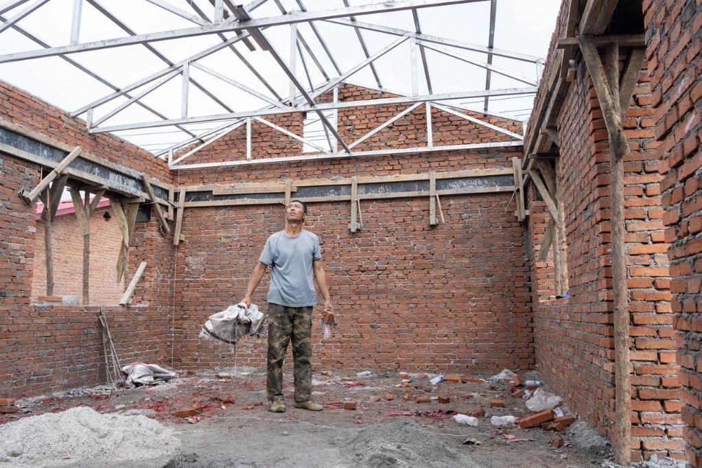 近日，在黑龍江省尚志市老街基鄉(xiāng)基豐村，村民劉環(huán)茂查看新建的房屋。新華社記者 謝劍飛 攝