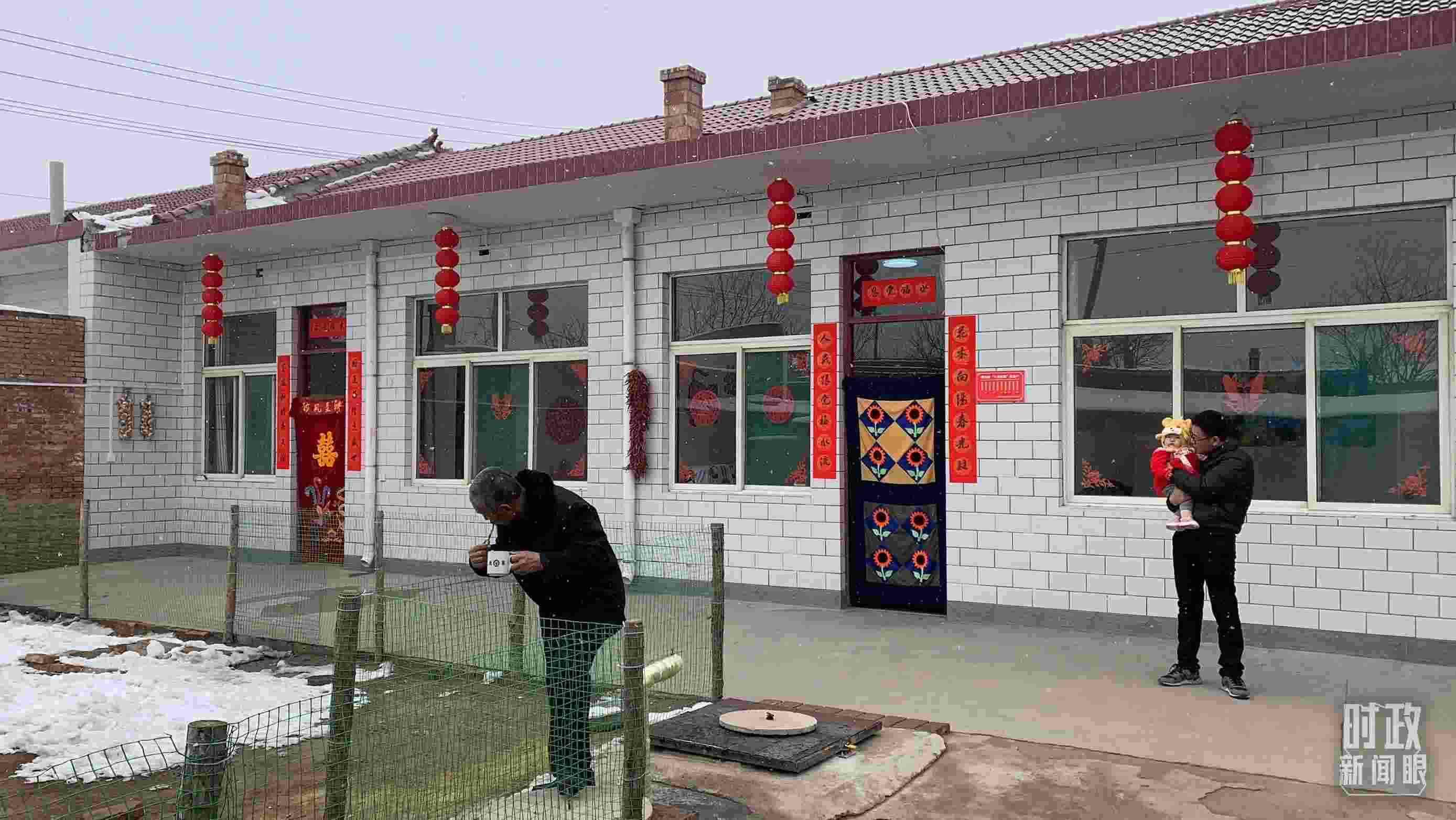 △ 當(dāng)年春節(jié)來臨之前，馮南垣村受災(zāi)村民全部搬進(jìn)了新家。（總臺(tái)央視記者段德文拍攝）