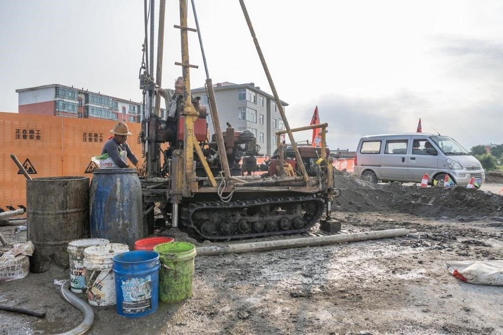 近日，在黑龍江省尚志市老街基鄉(xiāng)，施工人員正在作業(yè)。新華社記者 謝劍飛 攝