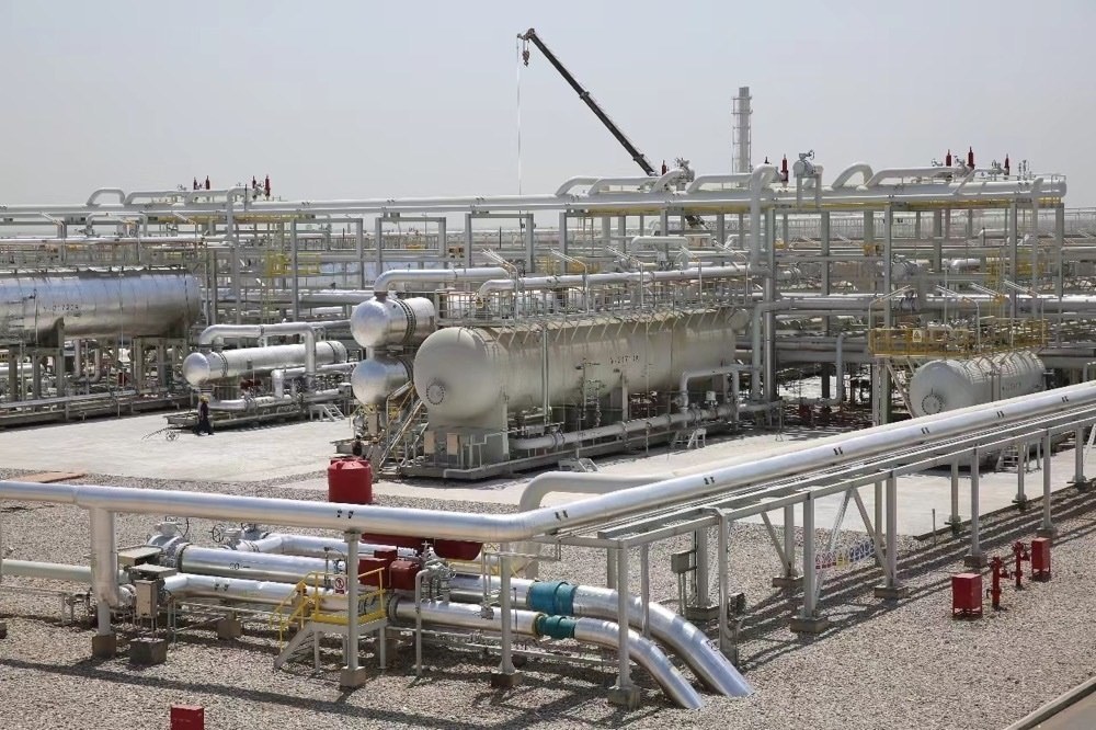 圖為位于伊拉克米桑省阿瑪拉市，由中國(guó)石油、道達(dá)爾、馬來(lái)西亞石油合資建設(shè)的哈法亞油田油氣處理站。中國(guó)石油哈法亞公司/供圖