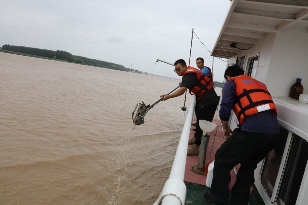 2023年6月29日，調(diào)水調(diào)沙期間，黃河下游利津水文站工作人員在進行取沙作業(yè)。新華社記者 劉詩平 攝