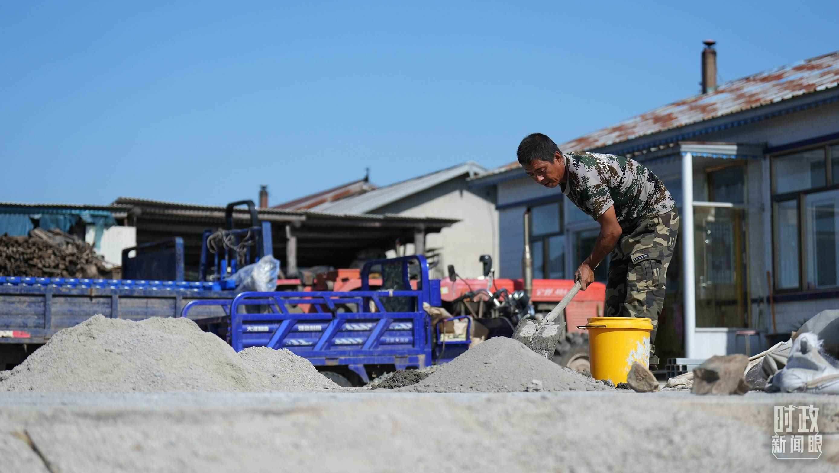△龍王廟村的災(zāi)后恢復(fù)重建正加緊推進(jìn)。（總臺國廣記者李晉拍攝）