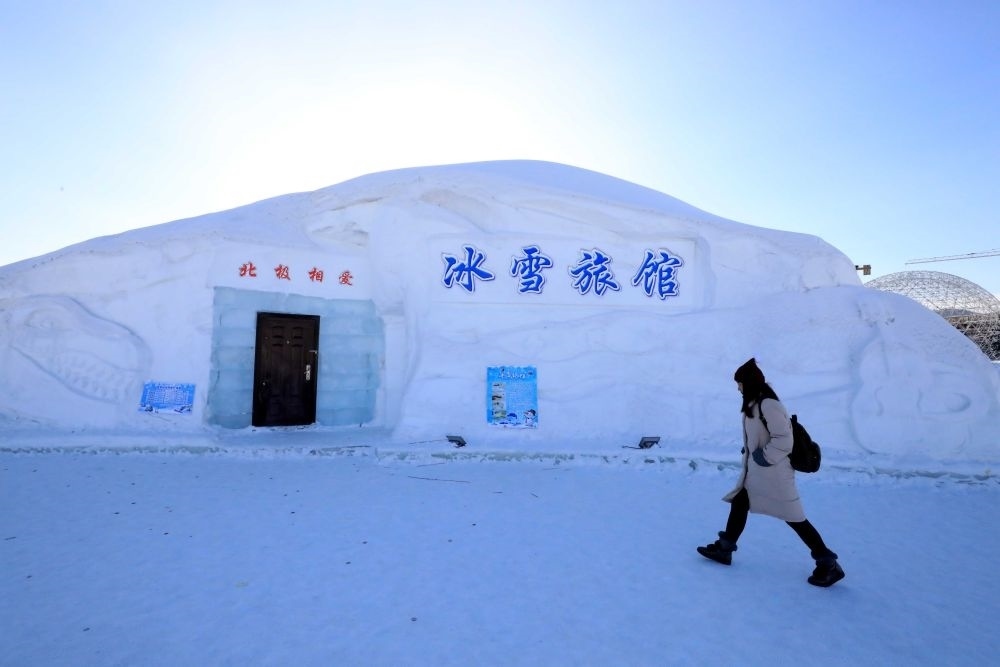 游客從北極村冰雪旅館的一個(gè)房間前走過(guò)（2018年1月31日攝）。