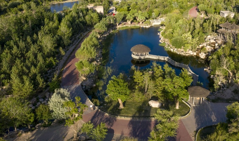 坐落在寧夏銀川市賀蘭山腳下的賀蘭山運動休閑公園（2021年5月27日攝，無人機照片）。這里曾是一片砂石采礦塌陷區(qū)，當?shù)赝ㄟ^植被景觀再造、水系建設(shè)、現(xiàn)代管網(wǎng)鋪建等手段，重新利用廢石、廢坑及各類廢棄建筑材料，把這里變成一座免費開放的主題公園。新華社記者 馮開華 攝