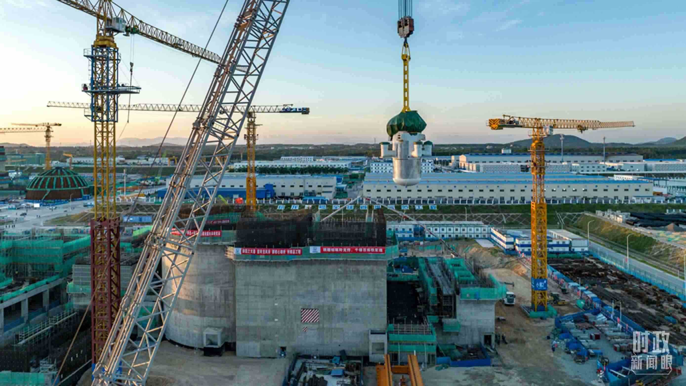 △8月10日，由中國第一重型機(jī)械股份公司承制的玲龍一號反應(yīng)堆核心模塊“玲龍之心”成功吊裝。（圖/國務(wù)院國資委網(wǎng)站）