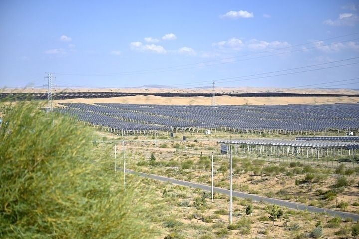 這是2023年8月24日拍攝的內(nèi)蒙古鄂爾多斯市達拉特光伏基地。新華社記者 賀書琛 攝