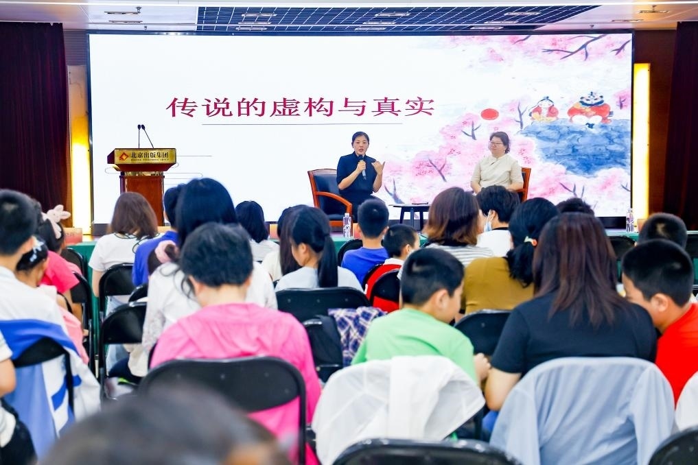 經(jīng)典閱讀進(jìn)社區(qū)——十月少年文學(xué)創(chuàng)享會(huì)走進(jìn)裕中東里。主辦方供圖