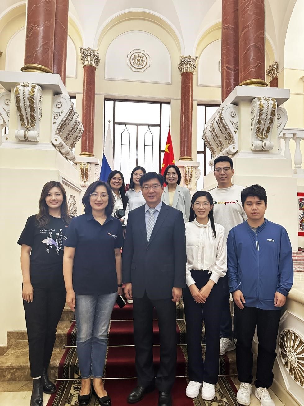 中國駐俄羅斯大使館公使銜文化參贊、莫斯科中國文化中心主任封立濤（前排中）與人民網(wǎng)記者合影。